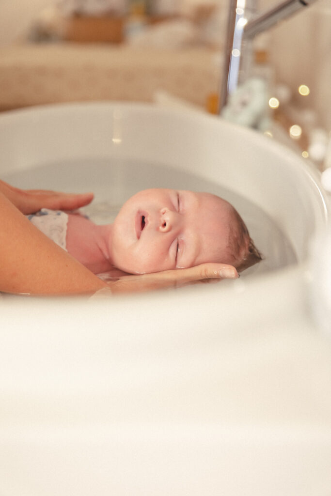bain enveloppé bébé cadeau de naissance